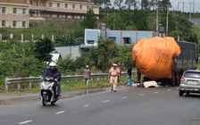 Xe máy chở 3 va chạm xe tải, 2 tân sinh viên tử vong