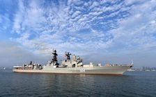 Tàu chiến đổ xô đến Biển Đông
