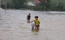 Người dân lặn ngụp trong biển nước ở tâm lũ Quảng Bình