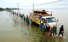 Hàng ngàn người lội nước tiễn biệt nữ sinh thiệt mạng khi vượt lũ đến trường