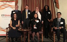 Nữ sinh Việt đoạt giải về đầu tư chứng khoán thế giới