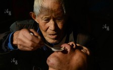 Cha già 80 tuổi chăm con bại liệt suốt 50 năm