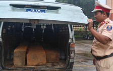 Xe biển số xanh ngụy trang xe cứu thương để chở gỗ lậu