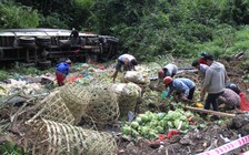 Xe tải chở rau lao xuống vực sau tai nạn liên hoàn trên đèo Bảo Lộc