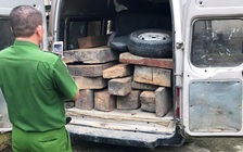 Bắt xe ô tô 16 chỗ vận chuyển gỗ lậu lúc rạng sáng
