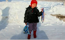 Bé 4 tuổi đi gần chục cây số trên sông băng tìm người cứu bà