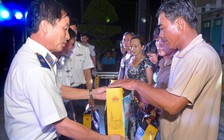 Cảnh sát biển giúp người dân đảo Thổ Châu