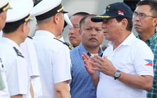 Tổng thống Philippines thăm tàu chiến Trung Quốc
