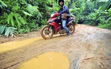 Vượt 65 km đường lầy lội mỗi ngày để đến trường dạy học