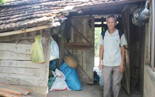 Một cụ già không tiền chữa bệnh cho vợ, con