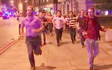 Sốt với ảnh người đàn ông cầm cốc bia đi bộ trong vụ tấn công London