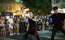 Bạn trai Chúng Huyền Thanh náo loạn phố đi bộ Hà Nội