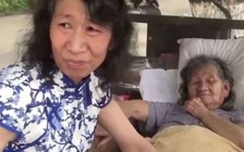 Anh trai ăn mặc giống em gái suốt 20 năm vì thương mẹ