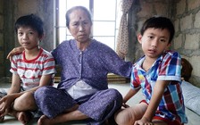 Trao tiền hỗ trợ cho bà cháu làng chài