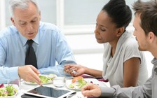 Hãy bỏ thói quen xấu ăn trưa tại bàn làm việc