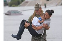 Ảnh đặc nhiệm Mỹ bế mẹ con gốc Việt trong bão Harvey gây xúc động