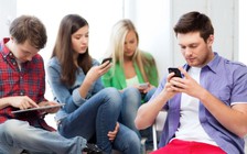 Giới trẻ mê điện thoại hơn hẹn hò