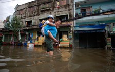 Người Sài thành nơi cứ mưa là lội nước: 'Ngập hết mùa mưa chắc đổ nợ quá'