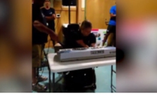 Cô gái bị cắt cụt tay chân do nhiễm trùng máu làm lay động lòng người