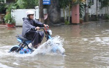 Đường phố biến thành 'sông', nước tràn vào nhà dân