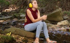 Cô bé mắc chứng rối loạn tăng thính khiến cuộc đời bị thay đổi