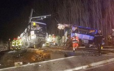 Tàu lửa đâm xe buýt đứt đôi