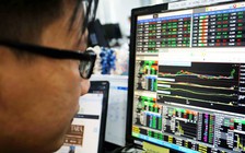 VN-Index trụ vững trên 1.050 điểm với gần 12.000 tỉ đồng giao dịch