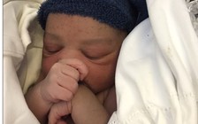 Bé trai chào đời an toàn trên chuyến bay từ Pháp đến Mỹ