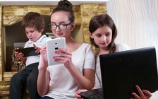 Trẻ càng ít hạnh phúc khi càng 'dán mắt vào màn hình'