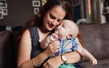 Cậu bé sinh ra không có hai mắt