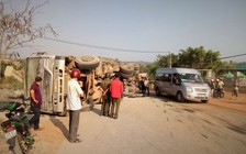 Xe tải ủi sập lan can cầu, lật nghiêng trên QL20