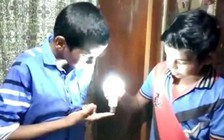 Cậu bé Ấn Độ dùng tay thắp sáng bóng đèn LED
