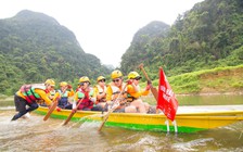 Victor Vũ và đoàn phim 'Người bất tử' chinh phục hang động Tú Làn