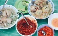 Người Sài Gòn kéo nhau ăn bánh canh có bò viên to như... banh tennis