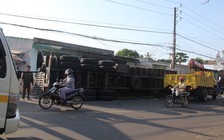 Lật xe chở alumin, tài xế tử vong trong cabin