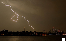 Kinh hoàng bão sấm tại Anh