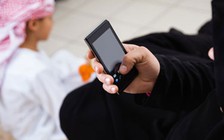 Cha mẹ hay dán mắt vào điện thoại sẽ ảnh hưởng xấu đến trẻ