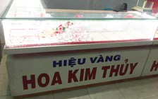 Dùng búa cướp tiệm vàng