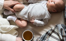 Mẹ cho con bú có được uống cà phê không?