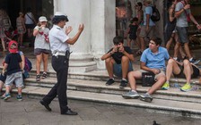 Ngồi ở Venice, có thể bị phạt 13,7 triệu đồng