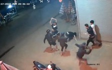 Xông vào quán nhậu truy sát đối thủ, đâm chém loạn xạ