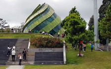 Khách vẽ bậy, khu du lịch kêu khổ