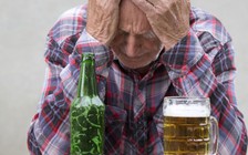 Vì sao càng lớn tuổi càng 'đuối' trước rượu bia?
