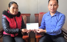 Trao tiền cho những trường hợp khó khăn