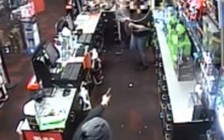 Truy xét nghi phạm dùng vật nghi súng cướp tại cửa hàng điện thoại