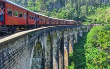 Băng qua cầu đường sắt Nine Arch ở Sri Lanka