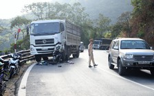 Xe máy tông trực diện xe tải, một phượt thủ nguy kịch