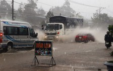 [CHÙM ẢNH] Quốc lộ 20 biến thành 'sông' sau trận mưa lớn kéo dài