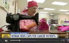 Bà cụ ung thư tự tay làm quà tặng bệnh nhân khác suốt 32 năm