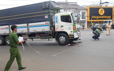 Xe tải cuốn xe máy vào gầm, 1 phụ nữ tử vong